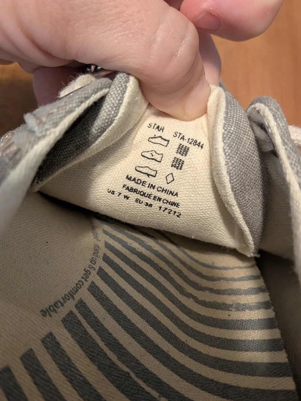 Taos Footwear Gray Canvas Low-Top Sneakers with Cream Laces 7W - Picture 7 of 10